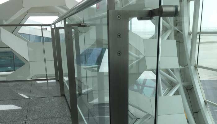 山東在建中機(jī)場不銹鋼立柱的使用